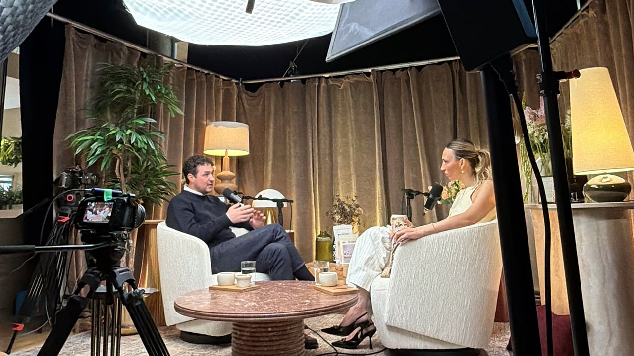 Andrew Johnson featured on the podcast Un cafe avec Judith Fetzer